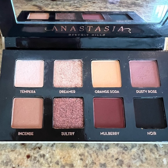 *Like New* Anastasia Beverly Hills Soft Glam ll - Picture 10 of 12
